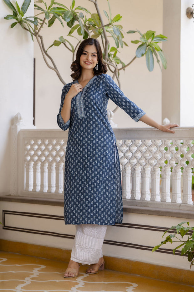Women Blue Printed Straight Kurta with Three Quarter Sleeves