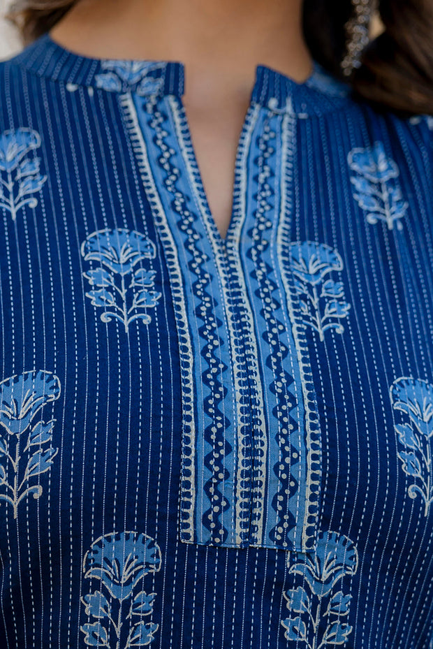 Women Navy Blue Printed Straight Kurta with Three Quarter Sleeves