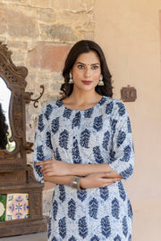 Women Blue Printed Straight Kurta with Three Quarter Sleeves