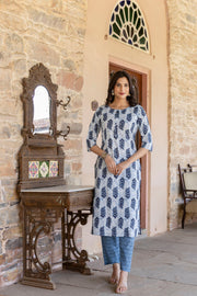 Women Blue Printed Straight Kurta with Three Quarter Sleeves