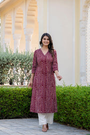Women Maroon Printed Straight Kurta with Three Quarter Sleeves