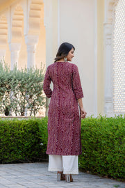 Women Maroon Printed Straight Kurta with Three Quarter Sleeves