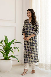 Women Grey Printed Straight Kurta with Three Quarter Sleeves