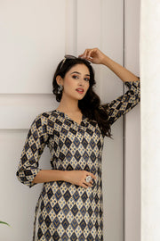 Women Grey Printed Straight Kurta with Three Quarter Sleeves