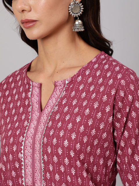 Women Mauve Printed Straight kurta With Three Quarter Sleeves