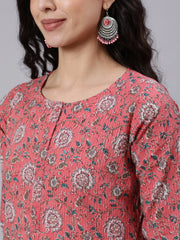 Women Pink Floral Printed Straight Kurta With Three Quarter Sleeves