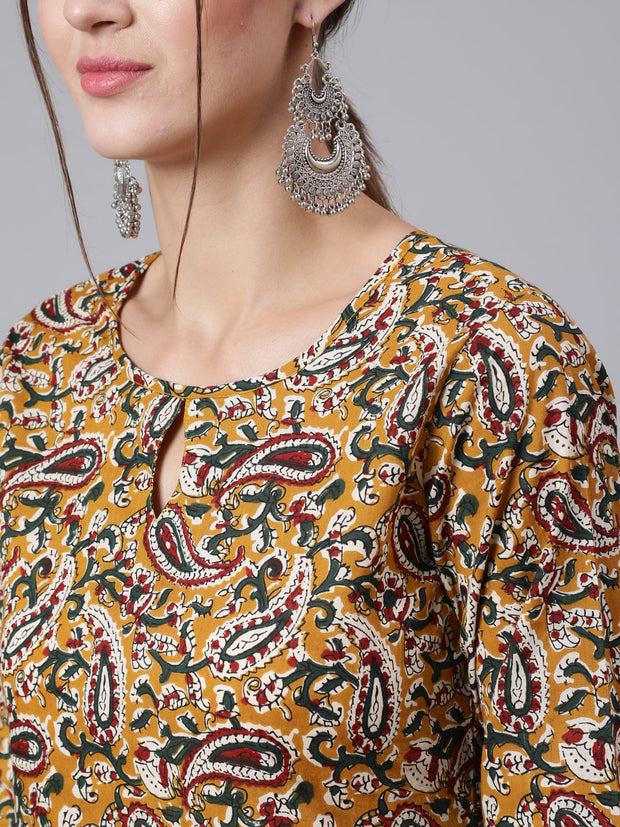 Women Yellow Printed straight kurta with three quarter sleeves