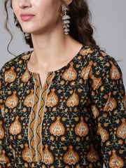 Women Black Printed straight kurta with three quarter sleeves