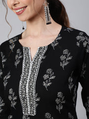 Women Black Printed straight kurta with three quarter sleeves