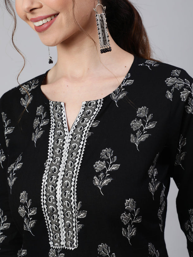 Women Black Printed straight kurta with three quarter sleeves
