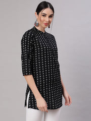 Women Black Straight Tunic With Three Quaretr Sleeves