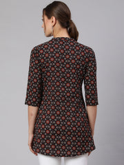 Women Black Straight Tunic With Three Quaretr Sleeves