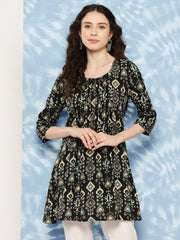 Women Black Straight Tunic With Three Quaretr Sleeves