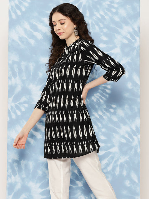 Women Black Straight Tunic With Three Quaretr Sleeves