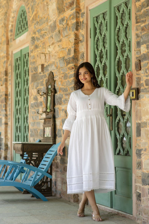 Women White Colore Vintage Look Dress