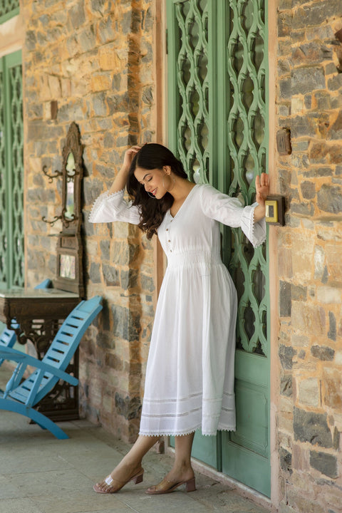 Women White Colore Vintage Look Dress