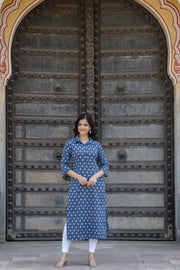 Women Blue Printed Straight Kurta with Three Quarter Sleeves