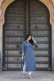 Women Blue Printed Straight Kurta with Three Quarter Sleeves