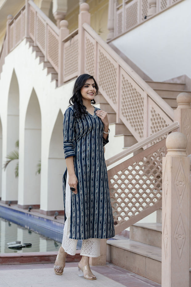 Women Blue Printed Straight Kurta with Three Quarter Sleeves