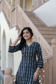 Women Blue Printed Straight Kurta with Three Quarter Sleeves